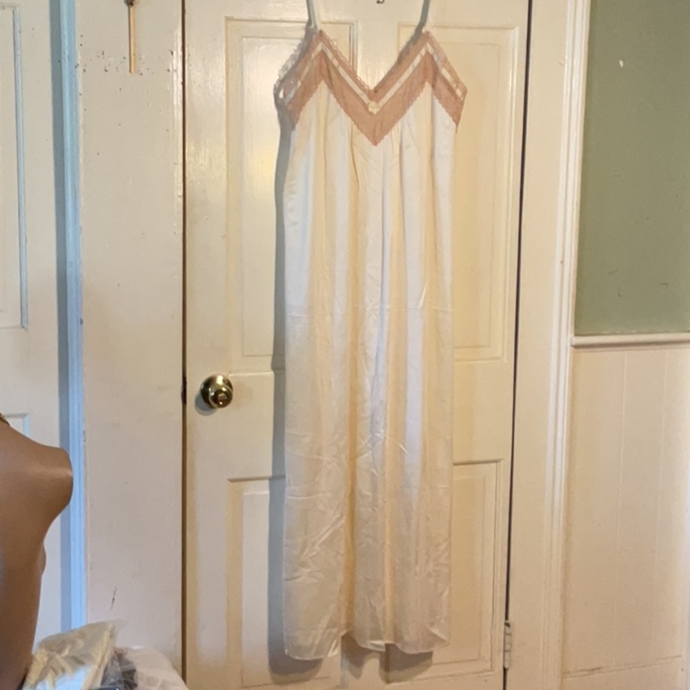 Women’s Elegant White and Tan Flair M nightgown